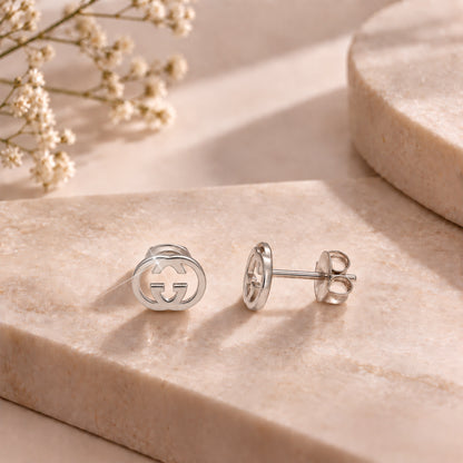 <tc>أقراط بتصميم شعار غوتشي من الفضة الإسترلينية عيار 925 - FKJERNSL10834</tc>