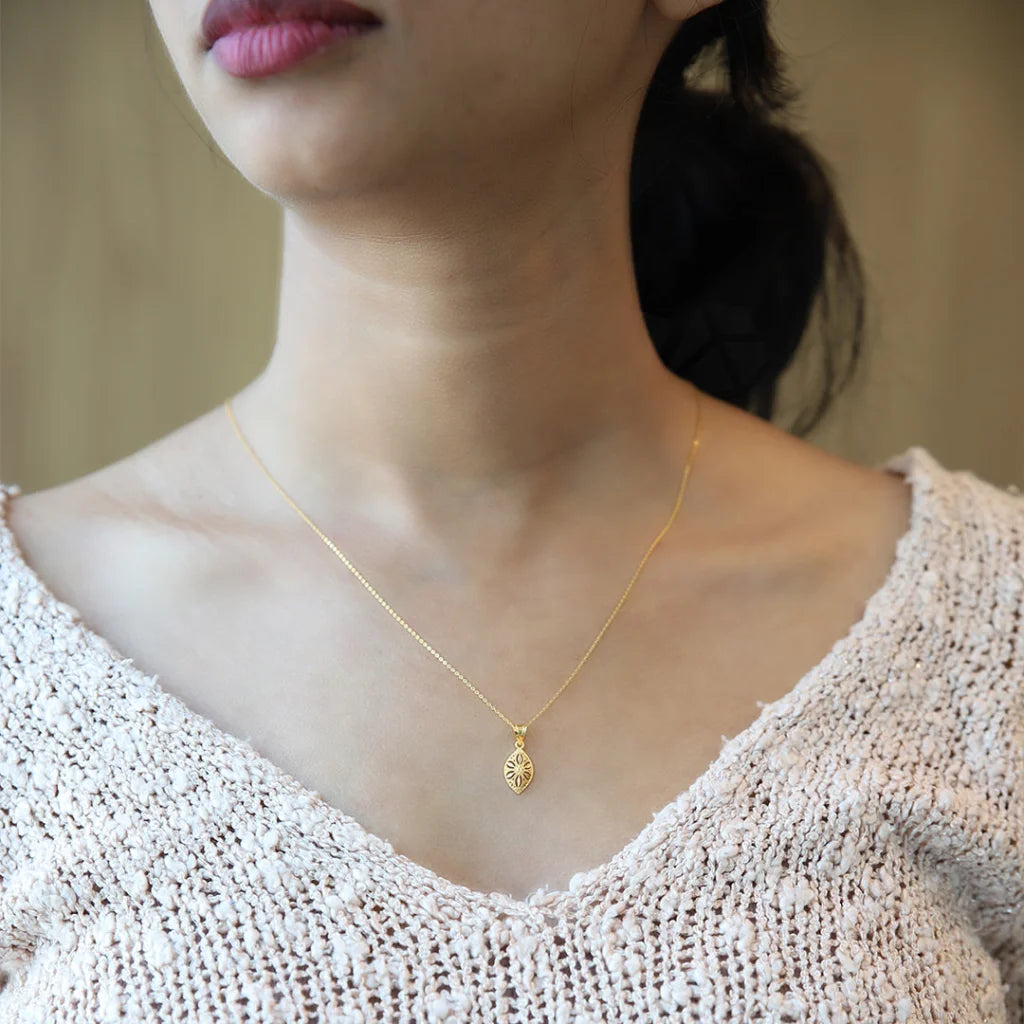 Gold Necklace (Chain With Flower Shaped Hollow Pendant) 21Kt - Fkjnkl21Km7947 Necklaces