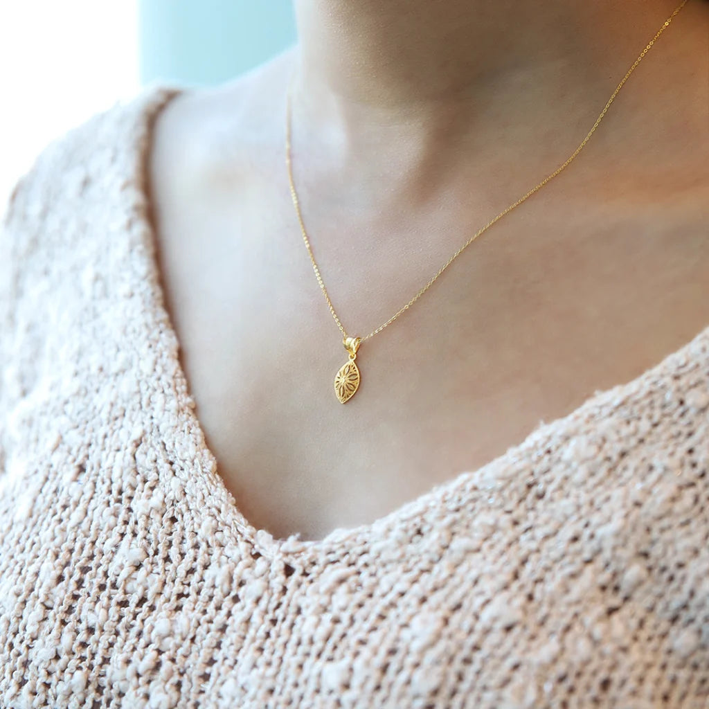 Gold Necklace (Chain With Flower Shaped Hollow Pendant) 21Kt - Fkjnkl21Km7947 Necklaces