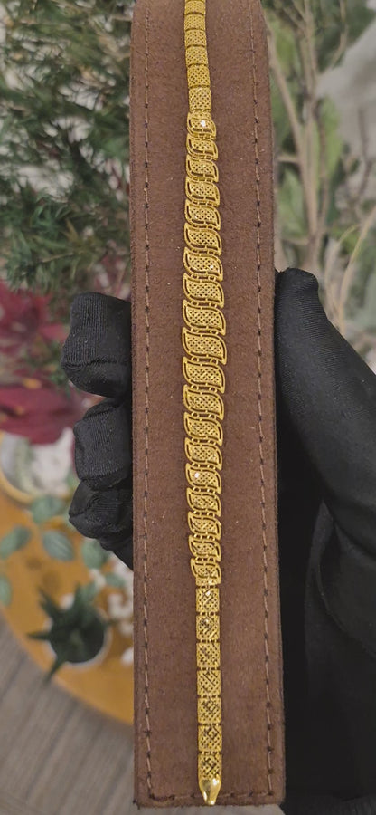 Gold Regal Texture Bracelet 21KT - FKJBRL21KM11502
