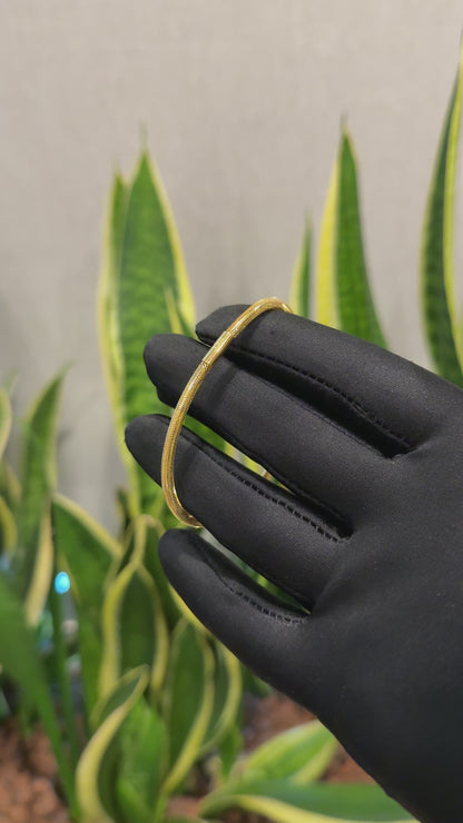 Gold Elegant Bangle 21KT - FKJBNG21KM10119